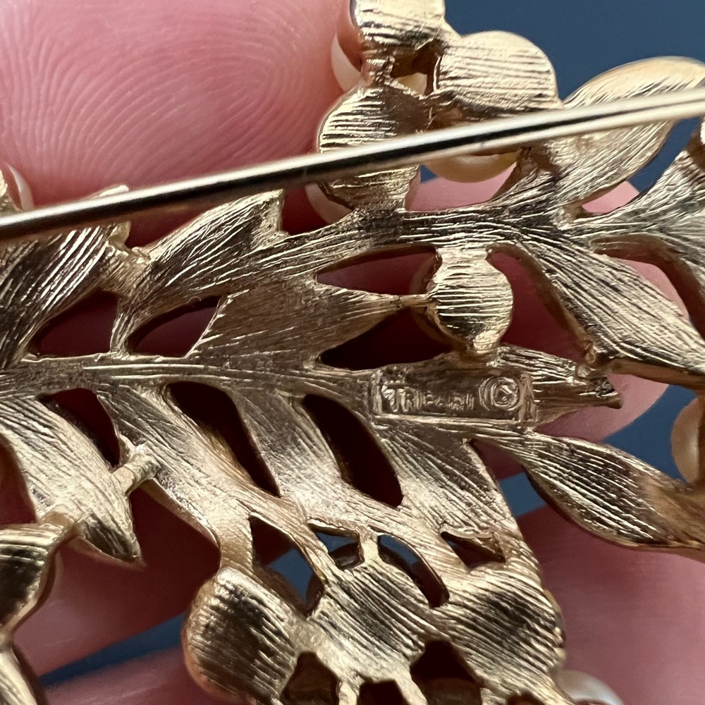 Signed Trifari Vintage Gold Tone Metal Leaf Brooch with Faux Pearls + 1 earring - Picture 6 of 8